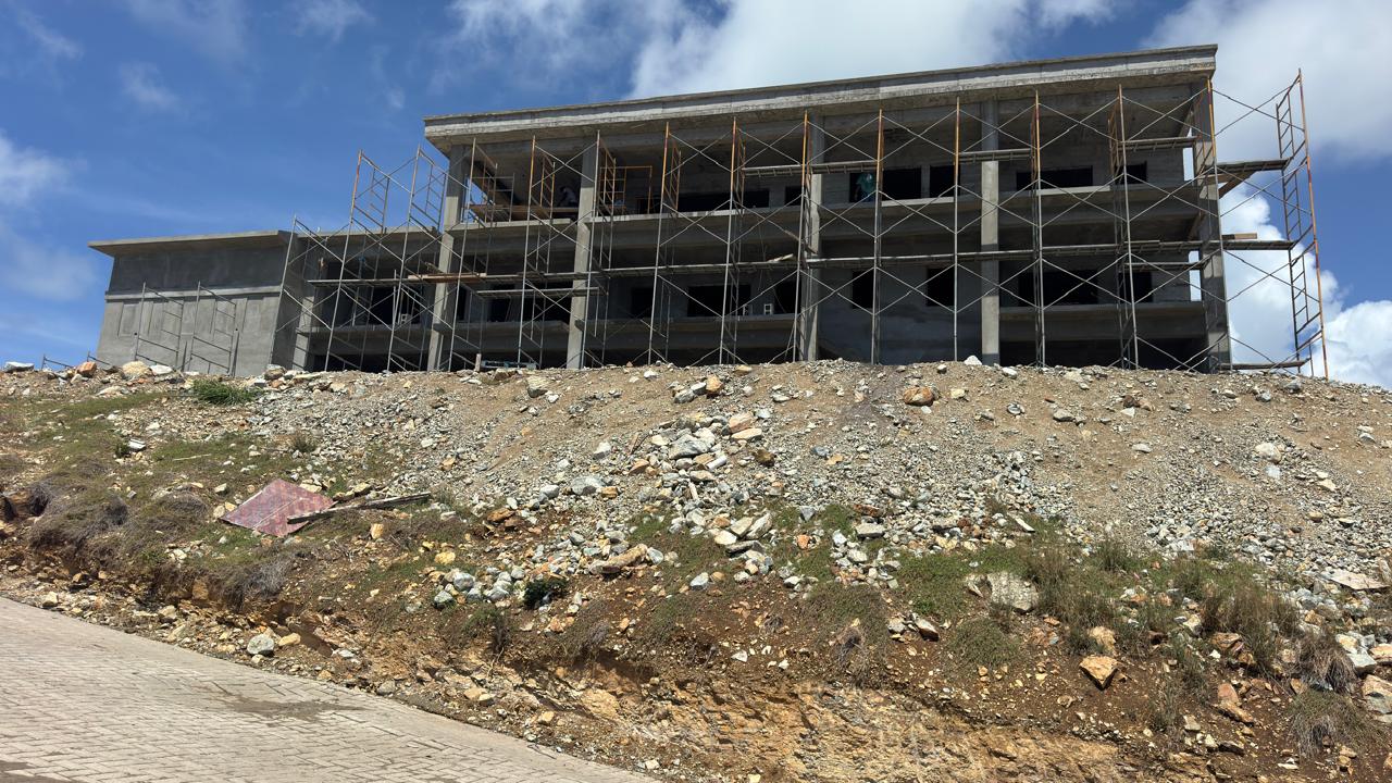 Point Blanche — structure rising with scaffolding