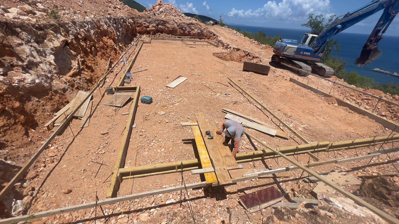 Tepui 104 — hillside excavation with crane